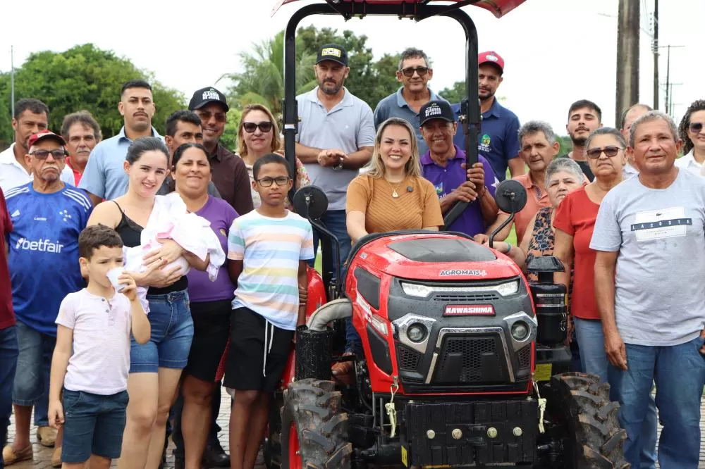 Agricultores de Vale do Anari recebem trator e triturador com recurso de Cláudia de Jesus