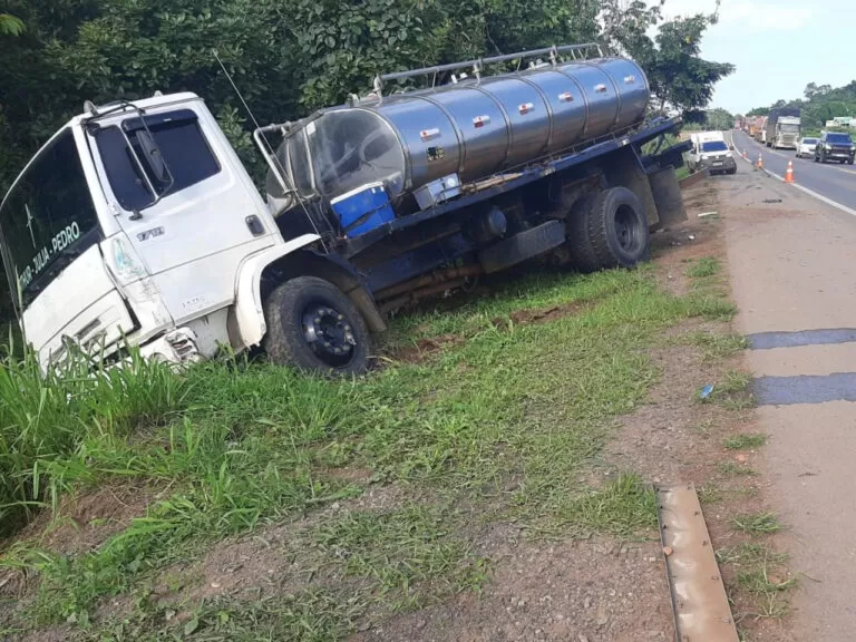 Vários estudantes ficam feridos após caminhão atingir van escolar do IFRO na BR-364