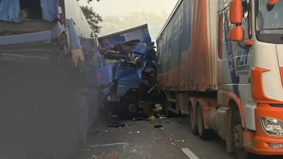 Seis veículos se envolvem em acidente que deixa 1 morto e 43 feridos na Dutra