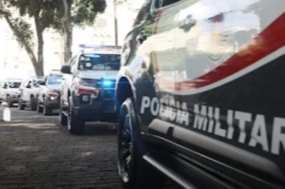 Homem mata pai decapitado com uma enxada e alega ter ouvido vozes