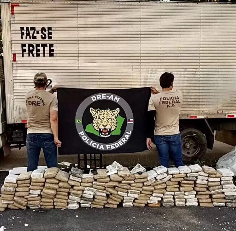 PolíciaPolícia Federal intercepta caminhão com 182 kg de maconha e pistolas