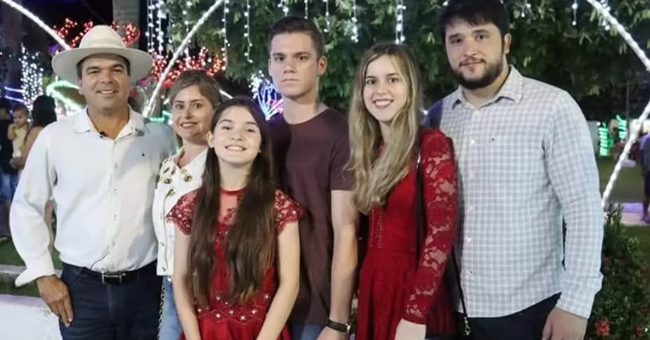 “Neste Natal, Roni Irmãozinho, ex-prefeito de Buritis, deixa sua mensagem de fé e esperança a todas as famílias de Rondônia, desejando que a luz do nascimento de Jesus Cristo ilumine os lares, fortaleça os corações e renove a confiança em dias melhores.