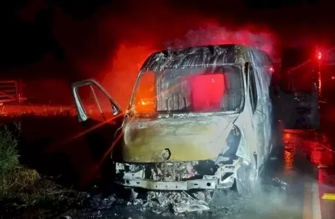 Ambulância de Alta Floresta do Oeste pega fogo durante transporte de paciente na RO-479