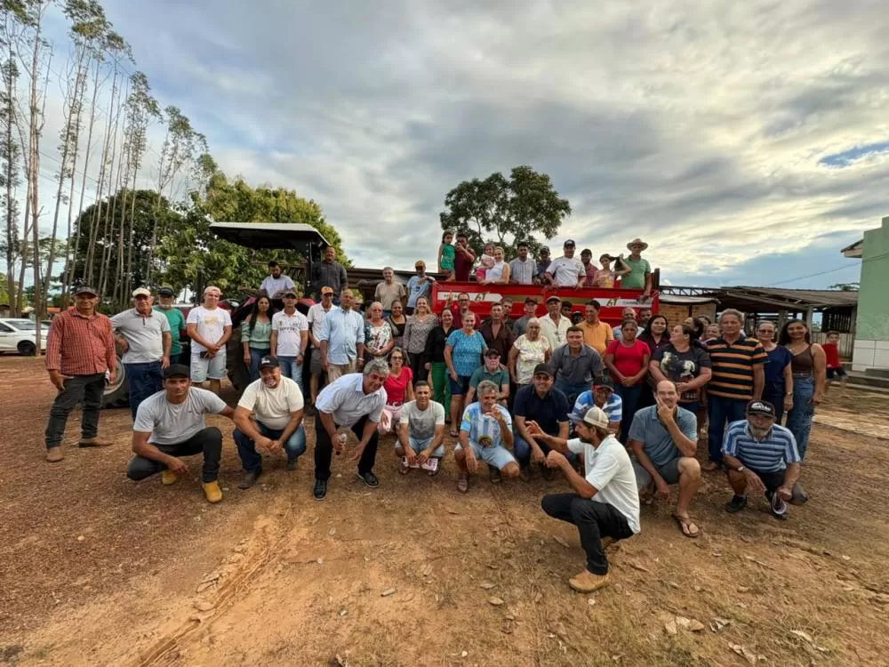 Produtores da Linha 13 de Alvorada recebem trator, carretinha e biodigestores com apoio de Cláudia de Jesus