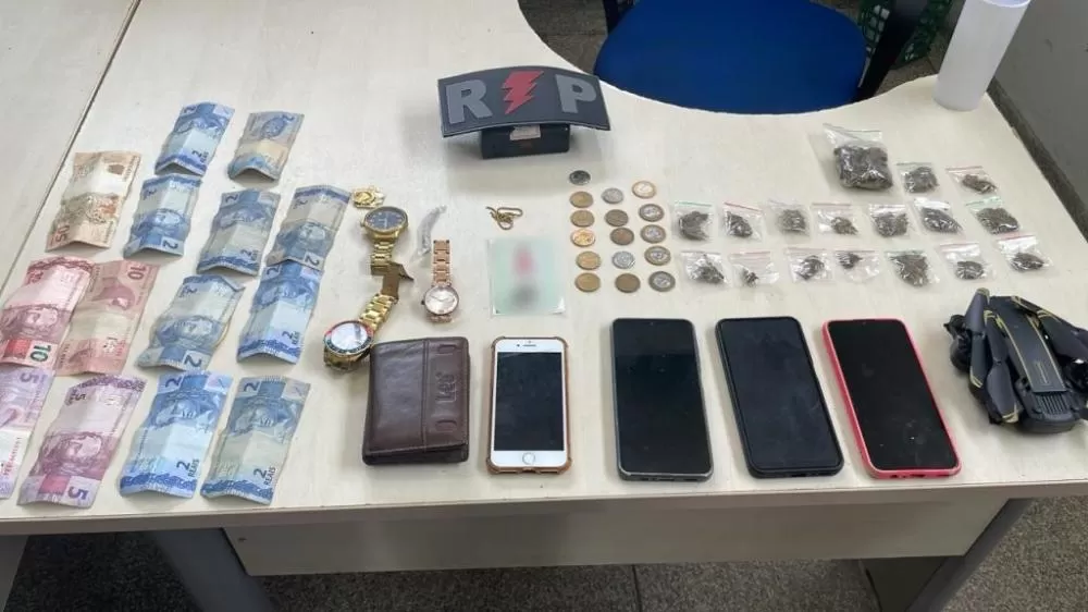 Ação da PM resulta na prisão de três suspeitos por tráfico de drogas no Bosques dos Ipês