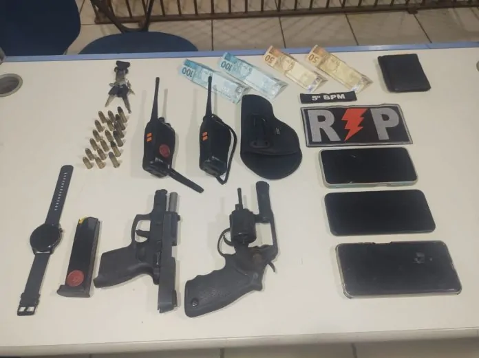 Dupla ligada a facção é flagrada com armas e rádios comunicadores em Porto Velho