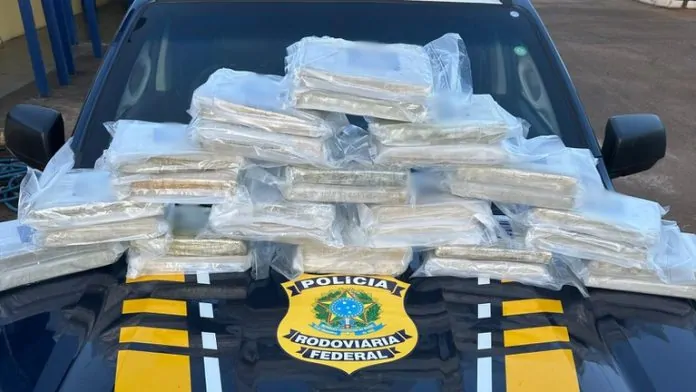 Polícia Rodoviária Federal em Rondônia apreende quase 33 kg de maconha em ônibus 