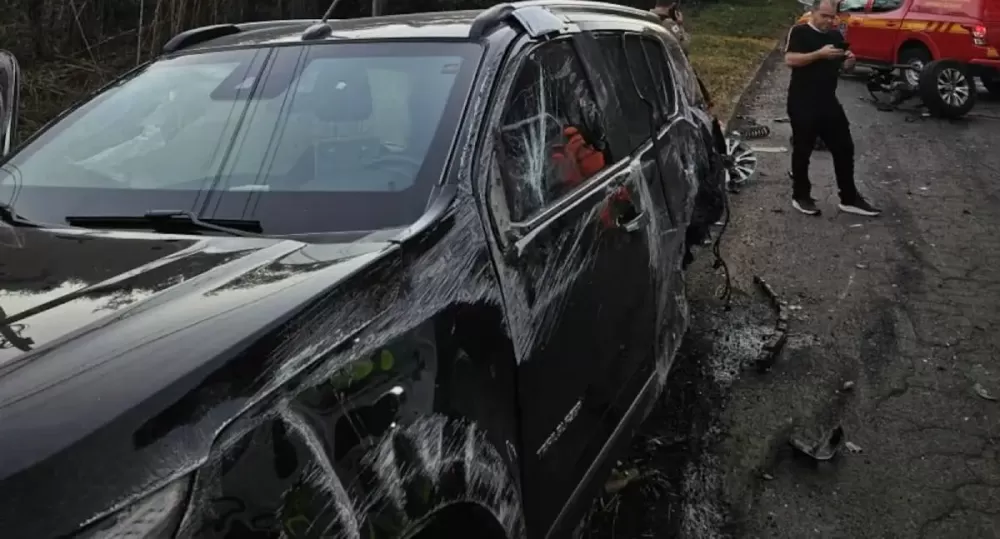 Imagens mostra carro do cantor Fabiano destruído após acidente em Juiz de Fora