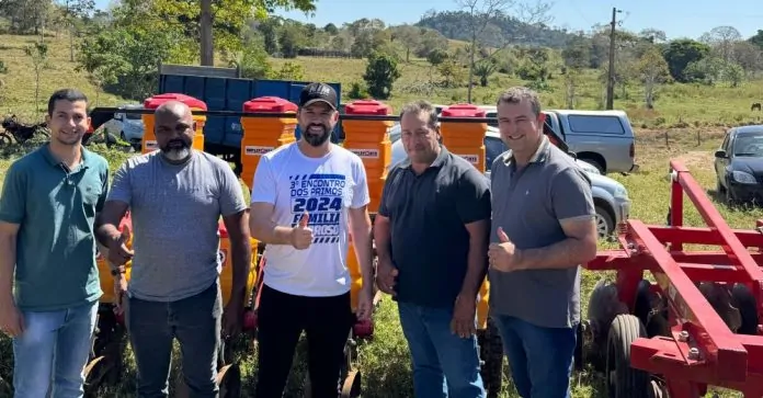Nim Barroso participa da entrega de equipamentos agrícolas para fortalecer a agricultura familiar em Urupá