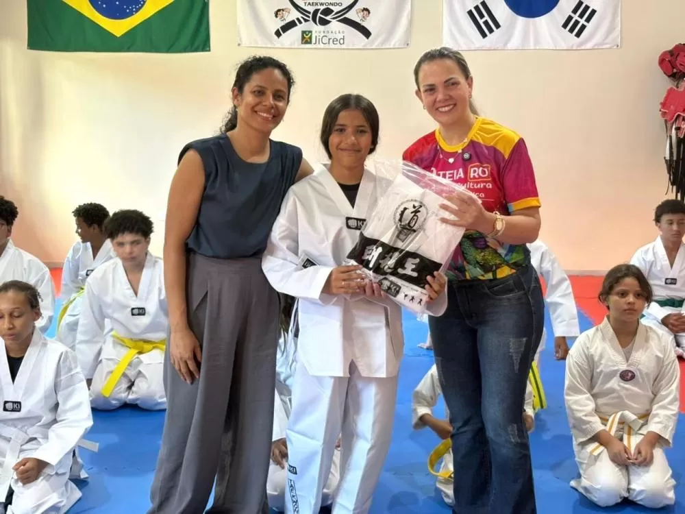Deputada Cláudia de Jesus realiza entrega de kimonos ao projeto Sonho Meu em Ji-Paraná