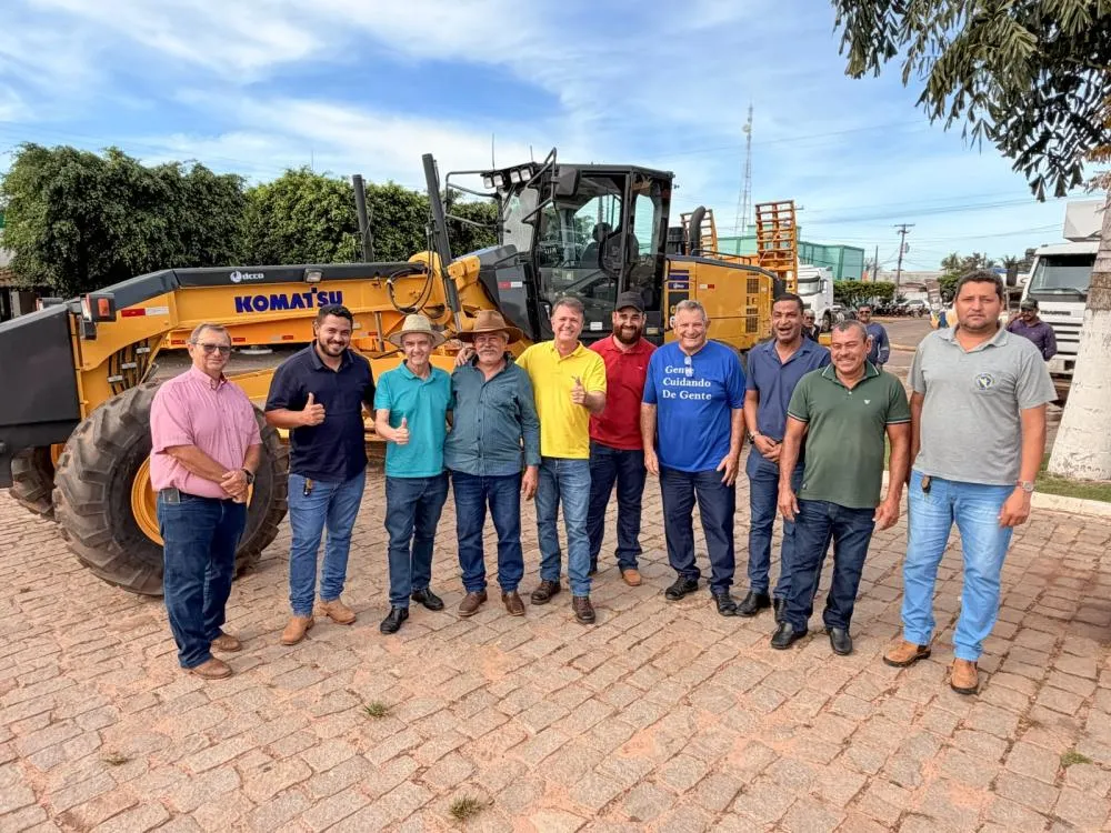 Deputado Luizinho Goebel participa de entrega de maquinário em Chupinguaia com recursos de emenda parlamentar