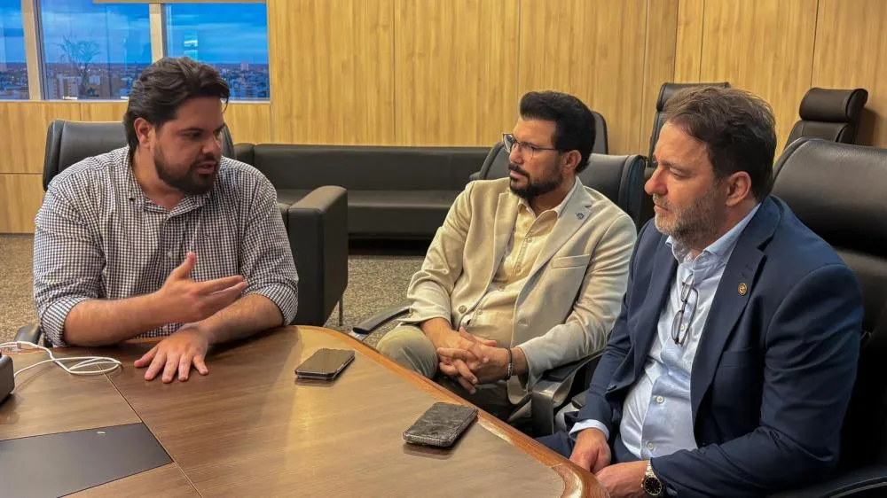 Deputado Alex Redano recebe secretário de Saúde e autoridades para tratar de caso de recém-nascido prematuro