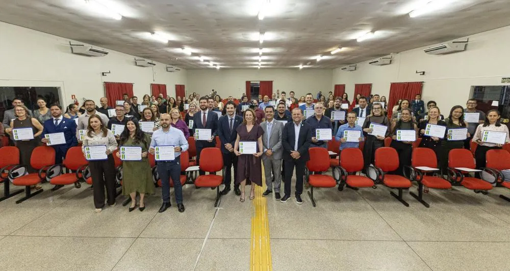 Representantes da área do direito, professores e outros profissionais são homenageados em Cacoal 