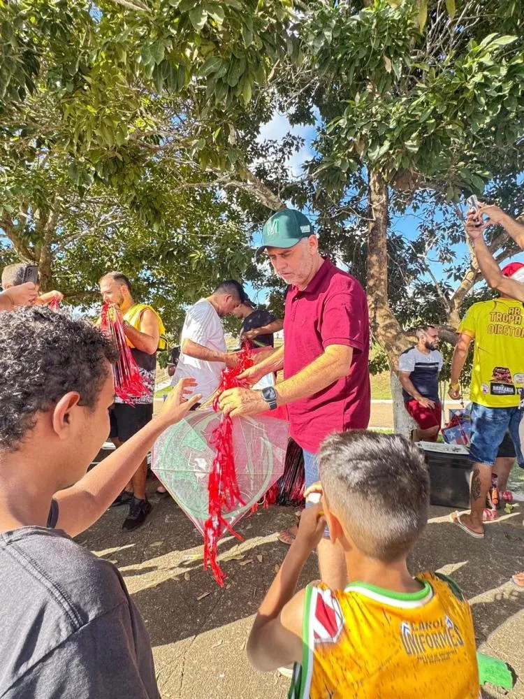 VEREADOR MARCELO LEMOS PARTICIPA DE FESTIVAL DE PIPAS COM DISTRIBUIÇÃO DE MIL PIPAS EM CANDEIAS DO JAMARI