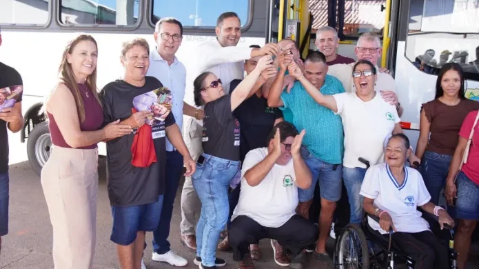 Prefeito Aldo Júlio e deputado Cirone Deiró entregam micro-ônibus para APAE e fortalecem atendimento a 232 pessoas em Rolim de Moura