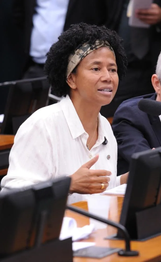 Sílvia Cristina assinou a CPMI do banco Master e cobra presidente do Senado