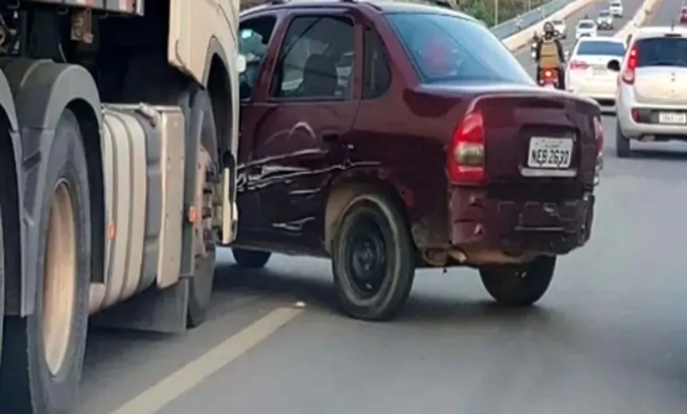Carro é arrastado por carreta em acidente na BR-364 em Rondônia