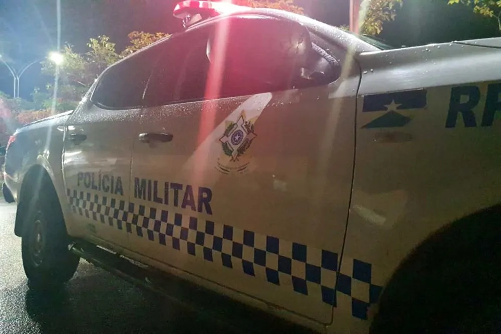Briga de casal termina com pertences jogados na rua e homem deixando a casa em Ji-Paraná