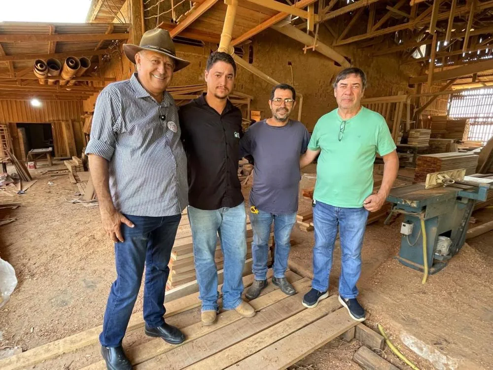 Carlos Magno 77777 visita fábrica Pais e Filhos e amplia diálogo com setor produtivo de Ouro Preto