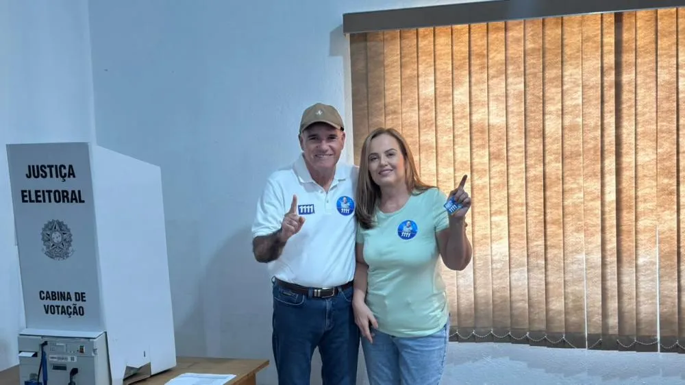Jesualdo Pires vota em Ji-Paraná acompanhado da esposa Lilian Pires