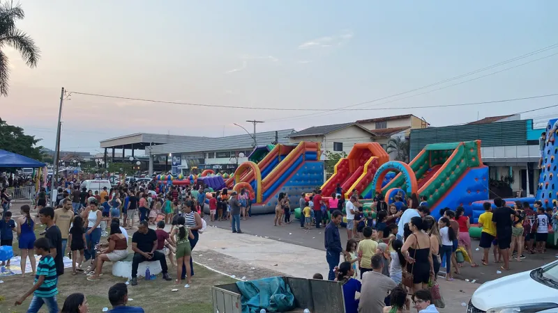 Festa do dia das crianças transforma a Praça Durvalino de Oliveira em palco de alegria e magia em Rolim de Moura