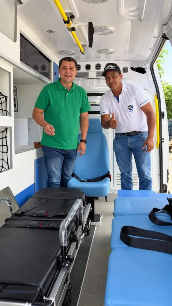 LUIZINHO GOEBEL REFORÇA A SAÚDE DE CHUPINGUAIA COM AMBULÂNCIA SEMI-UTI ZERO KM E RECEBE AGRADECIMENTO DO PREFEITO