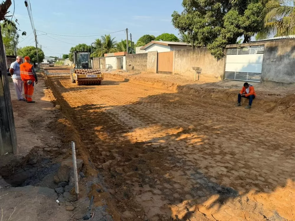 Presidente da Câmara, vereador Marcelo Lemos, acompanha início de pavimentação no bairro Jorge Teixeira