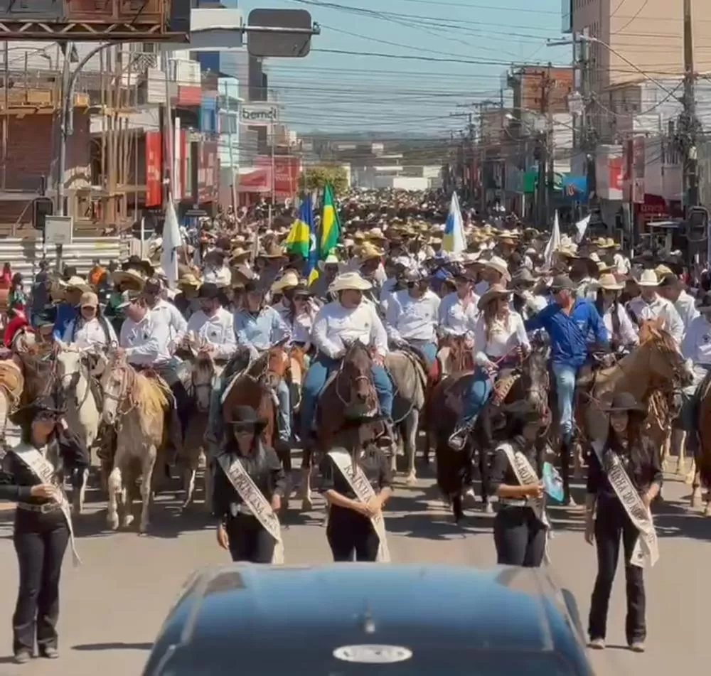 *Coração Acelerado na 44ª Expojipa: Multidão Celebra em Ji-Paraná*