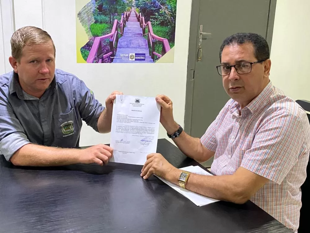 Prefeito Aldo Júlio assina ordem de serviço para retomada de obra na Rua Rio Branco na região central de Rolim de Moura