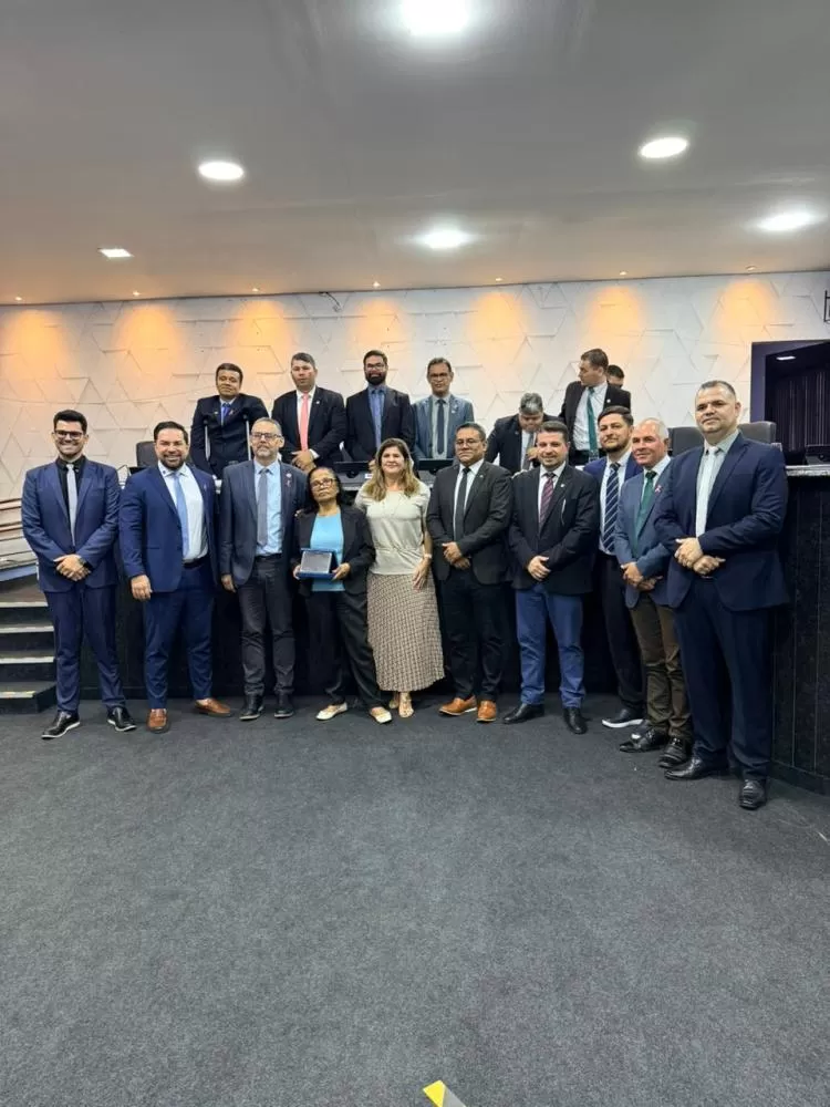  Câmara de Ji-Paraná homenageia dona Marina, servidora mais antiga da Casa, pelos 39 anos de dedicação