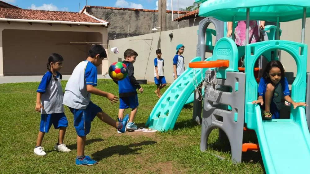 Espetáculo “A Lenda do Açaí – com Piuí e Tcha Tcha Tcha” encanta crianças de Ji-Paraná com humor, arte e inclusão