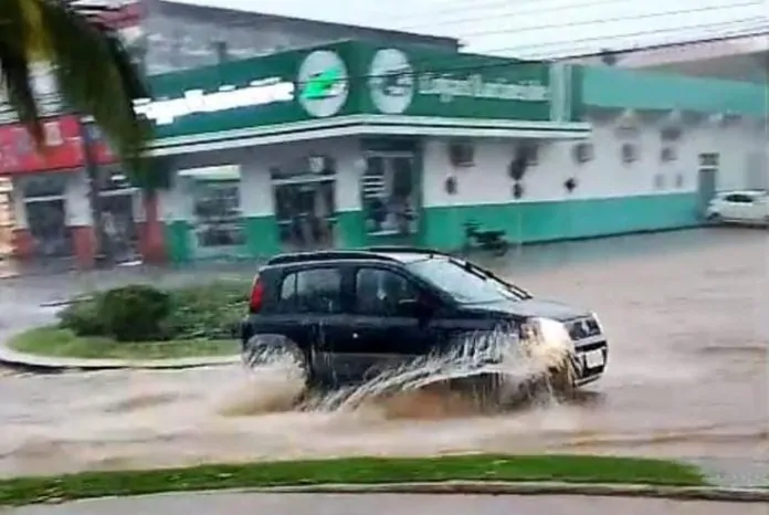 Chuva forte alaga ruas em Ouro Preto do Oeste e preocupa moradores
