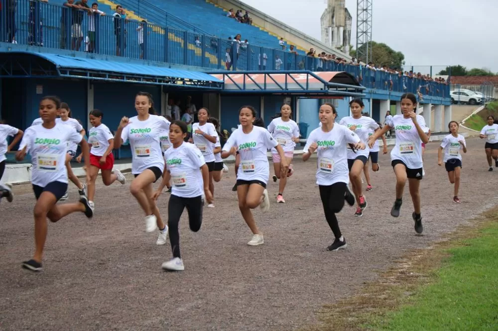 Esporte, lazer e integração marcam corrida realizada pela CDL e Fundação JiCred com alunos do projeto