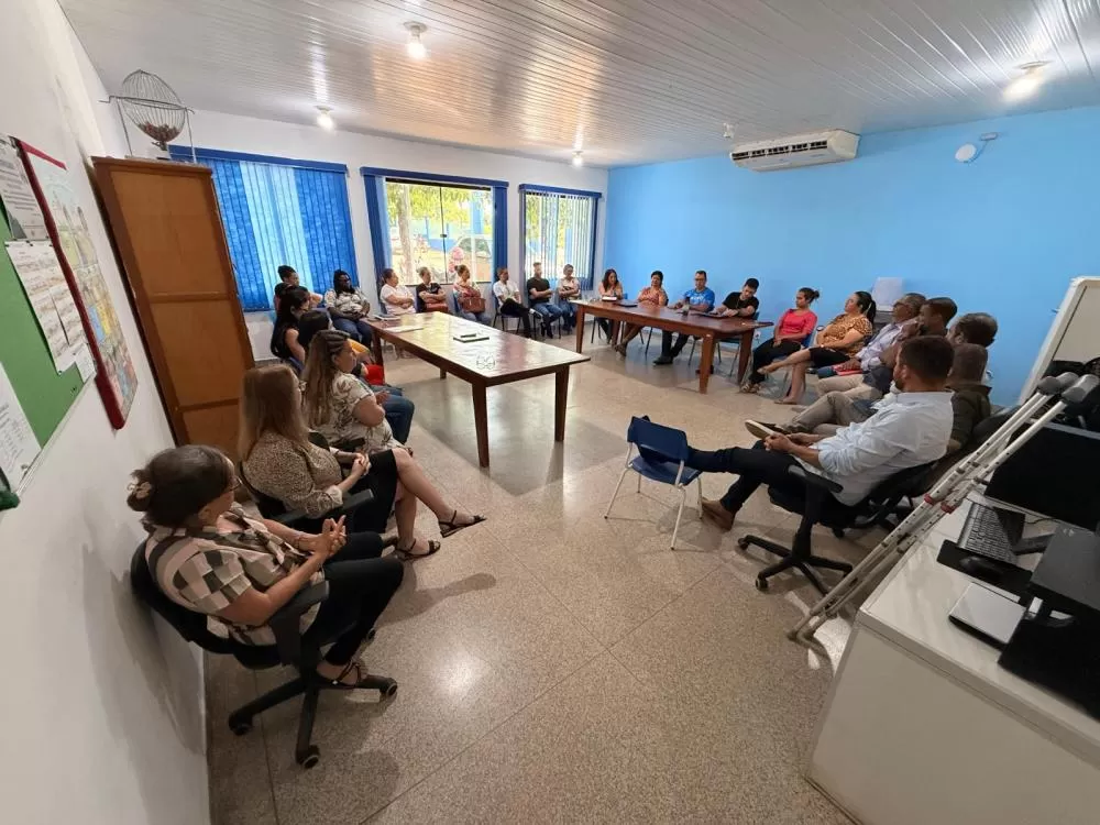 Vereador Marcelo Lemos participa de reunião com servidores da Escola Ulisses Matosinho para tratar de melhorias para professores da zona rural