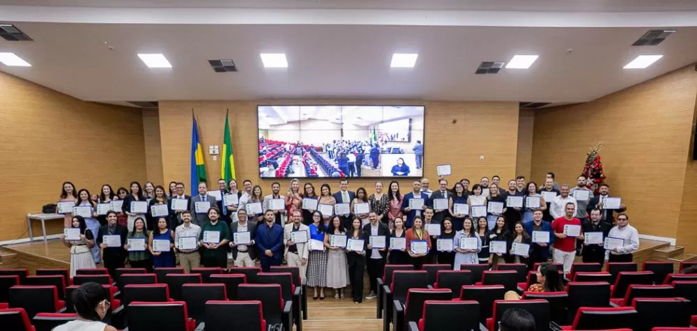 Cláudia de Jesus homenageia Sinjur e destaca papel de conciliadores e mediadores em Sessão Solene